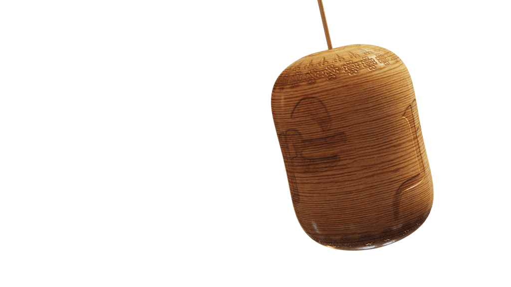 Marketing Visual de un Juguete Artesanal. Juguete artesanal de Kotor (Montenegro) en 3D con pesa: Handcrafted Wooden Moving Toy. Un encantador juguete de madera hecho a mano que se mueve gracias a una pesa, capturando la tradición y la diversión de los juguetes artesanales de Kotor.